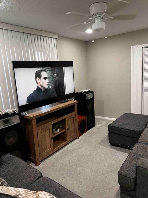2 Bedroom Luxury Home.. Wooden Floors And Ceilings 达拉斯 外观 照片