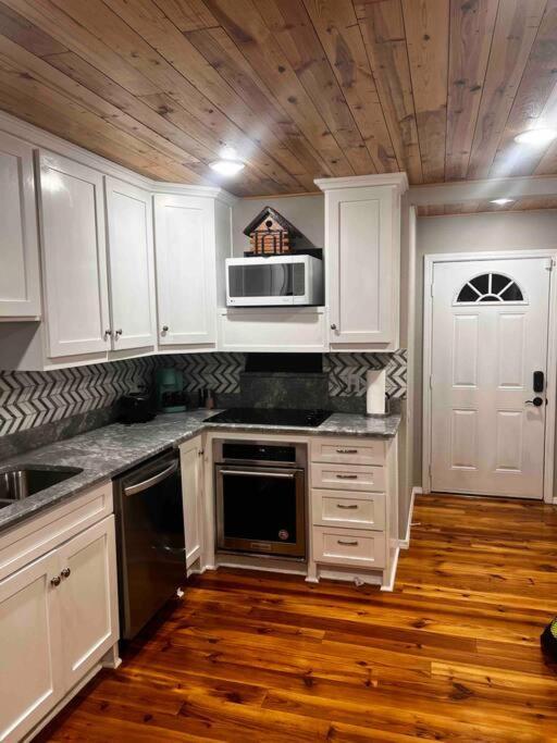 2 Bedroom Luxury Home.. Wooden Floors And Ceilings 达拉斯 外观 照片