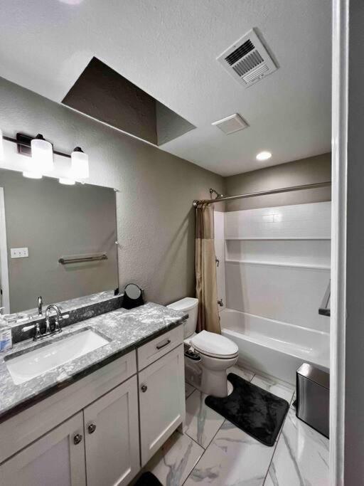 2 Bedroom Luxury Home.. Wooden Floors And Ceilings 达拉斯 外观 照片
